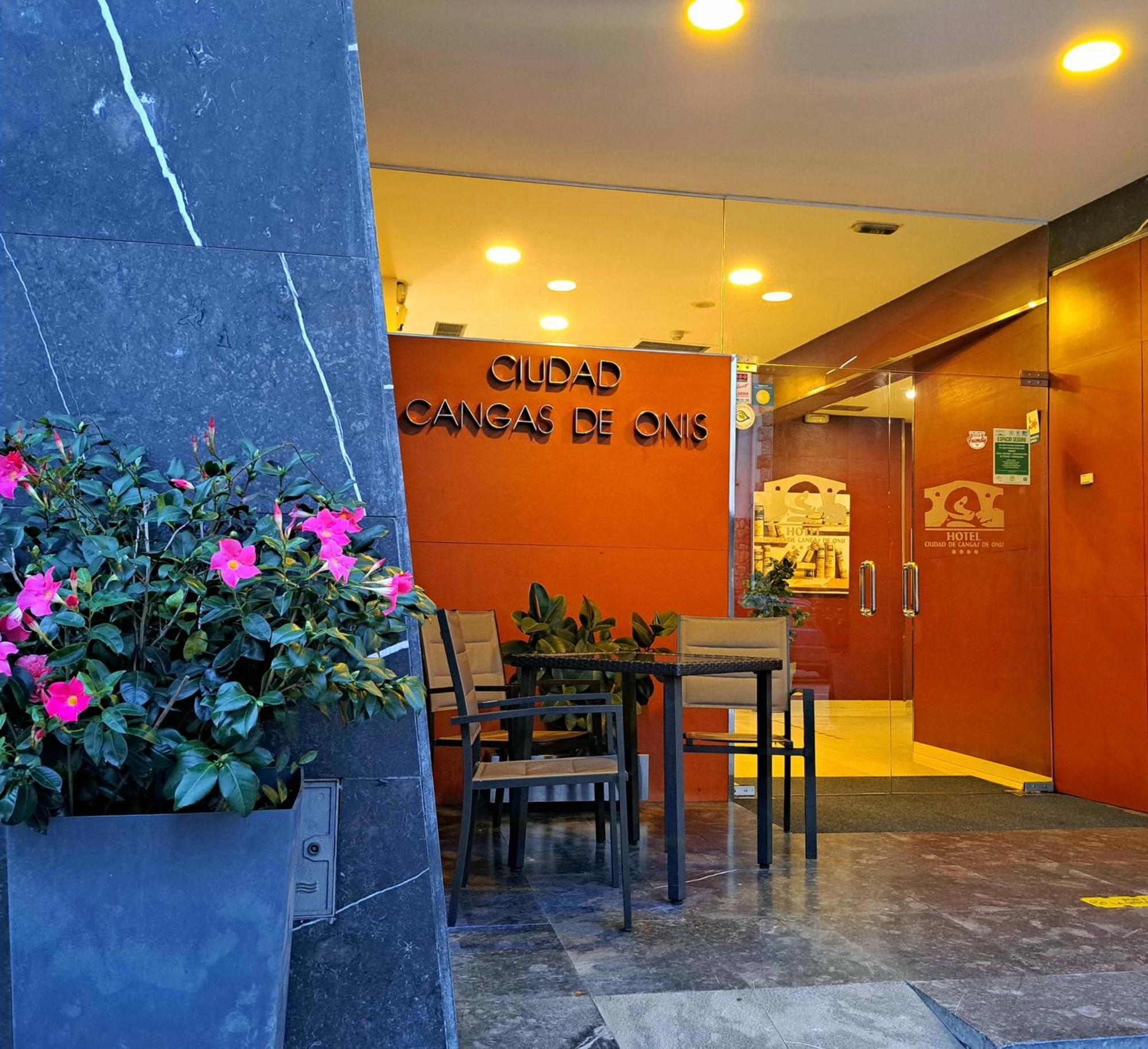 Hotel Ciudad Onís Eksteriør bilde